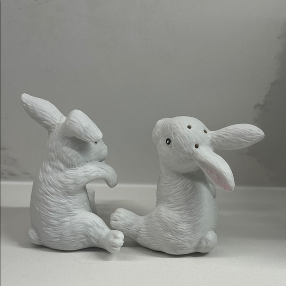 Adorable White Bunny salt and pepper shakers - Picture 3 of 5